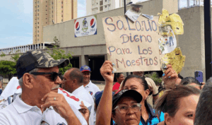 Sindicatos exigen contribución especial de $400 para los educadores