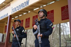 Tesistas de la UCV detenidos mientras tomaban foto frente a Tocorón