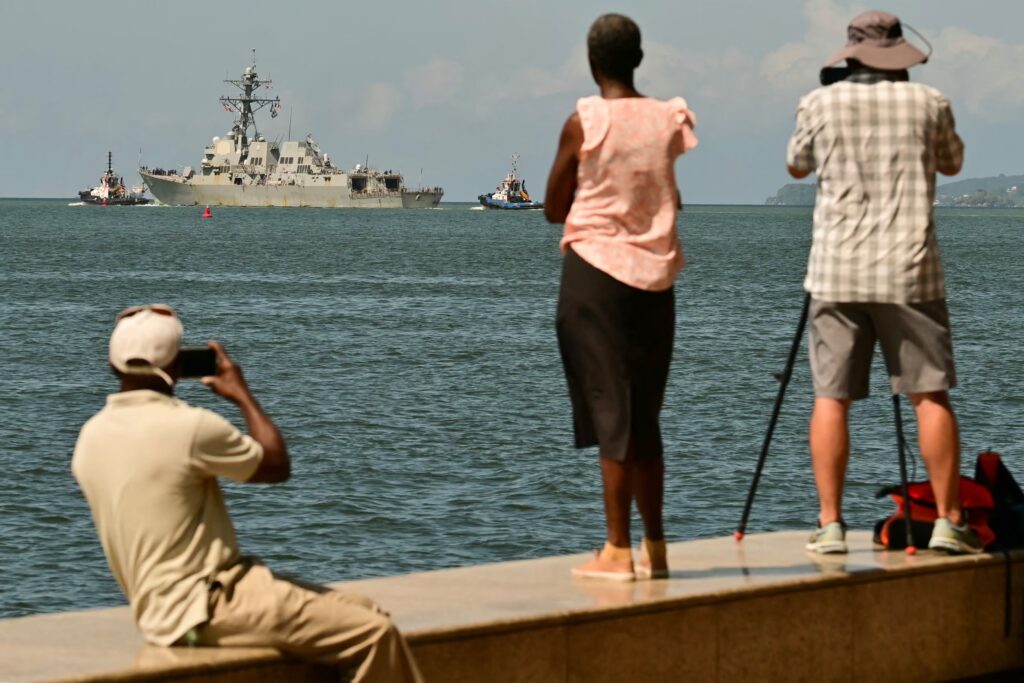 The Guardián | El despliegue militar estadounidense frente a las costas de Venezuela evoca ecos de la invasión de Panamá en 1989 - AlbertoNews