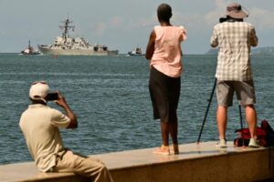 The Guardián | El despliegue militar estadounidense frente a las costas de Venezuela evoca ecos de la invasión de Panamá en 1989 – AlbertoNews