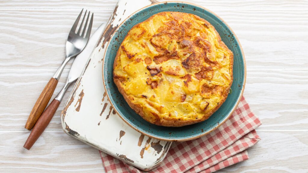Tortilla de batata, una receta saludable y barata para triunfar con el alimento de la temporada