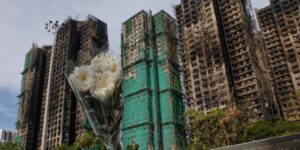 Tratan de recuperar hasta un centenar de cuerpos del incendio de Hong Kong, que deja ya 128 muertos