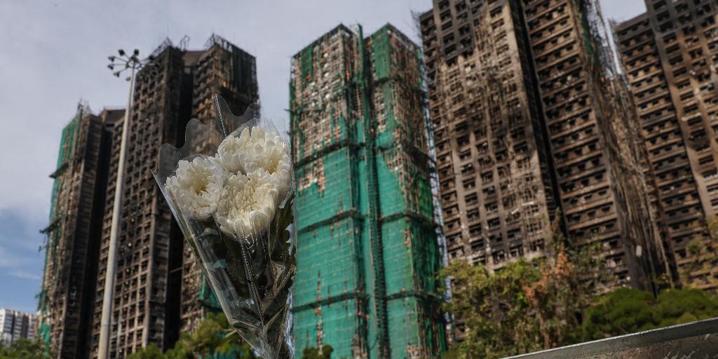 Tratan de recuperar hasta un centenar de cuerpos del incendio de Hong Kong, que deja ya 128 muertos
