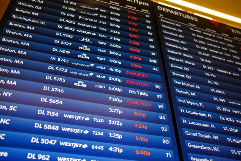 Trump amenazó a controladores aéreos por ausencias durante cierre de gobierno