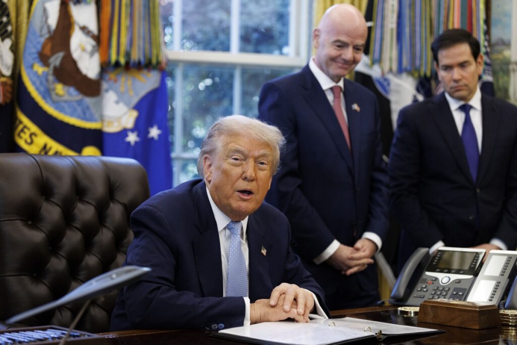 Trump dice que no descarta ni intervención ni conversación con Venezuela: "Maduro no ha sido bueno con EEUU"
