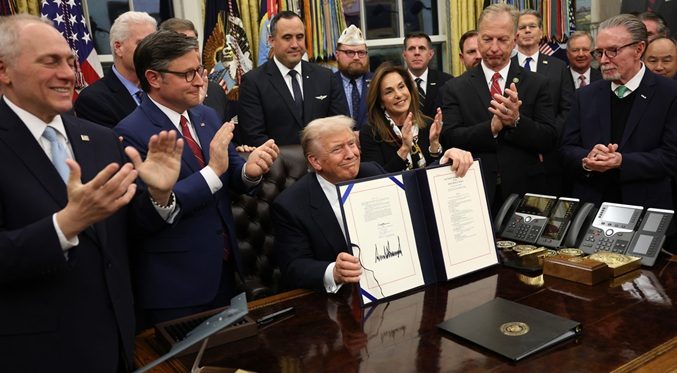Trump firma proyecto de ley y pone fin al cierre del Gobierno