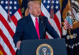 Trump propone pena de muerte para los demócratas que pidieron a los militares desobedecer órdenes «ilegales» | europapress.es