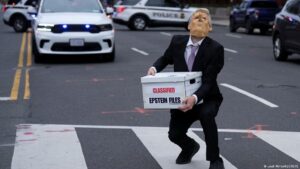 Trump recula y dice apoyar votación sobre archivos Epstein – DW – 17/11/2025