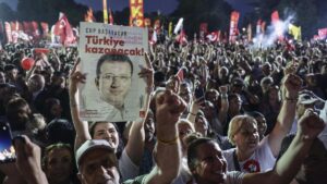 Turquía ordena la detención de seis periodistas por «ayudar» a la supuesta «organización criminal» del procesado alcalde de Estambul | elperiodico.com