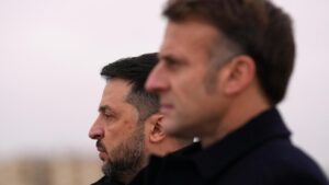UCRANIA | Macron recibe a Zelenski para cerrar un acuerdo de armamento y darle respaldo político | elperiodico.com