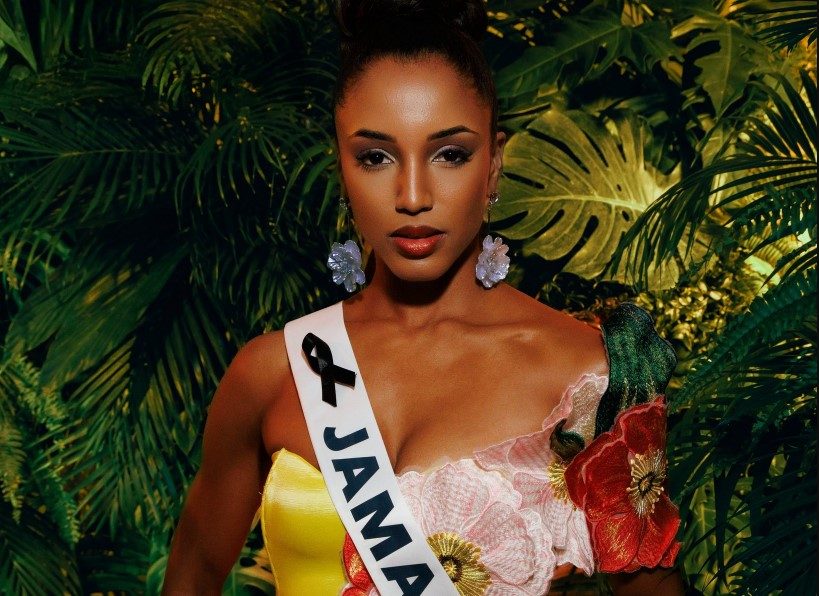 ÚLTIMA HORA | Miss Jamaica se cayó del escenario durante la competencia preliminar de traje de noche de Miss Universo 2025 - AlbertoNews