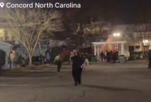 ÚLTIMA HORA | Tiroteo en Concord, Carolina del Norte deja varios heridos durante ceremonia de encendido del árbol de Navidad – AlbertoNews
