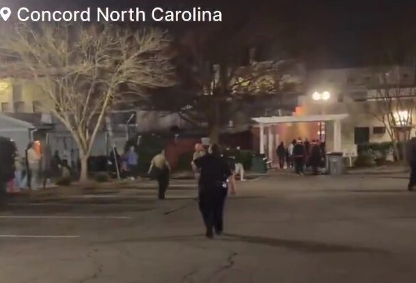 ÚLTIMA HORA | Tiroteo en Concord, Carolina del Norte deja varios heridos durante ceremonia de encendido del árbol de Navidad - AlbertoNews