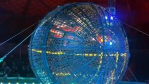 Un acróbata chileno murió durante una maniobra en el globo de la muerte