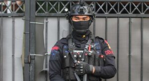 Un alumno de 17 años, presunto responsable de una explosión en la mezquita de un colegio en Indonesia