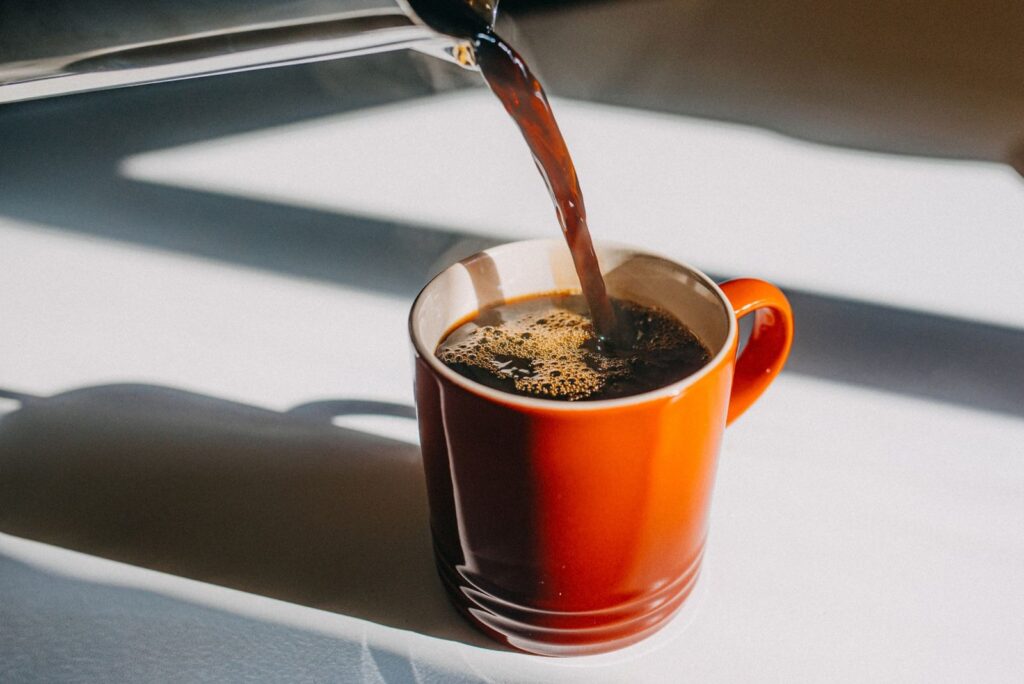 Un café antes de la siesta podría ser el truco más extraño (e inteligente) para recargar energías, según la ciencia | National Geographic