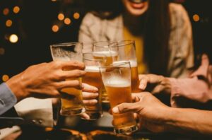 Un compuesto probado en ratones reduce el consumo de alcohol y las ganas de beber