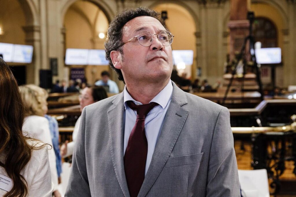 Un fiscal general del Estado se sienta en el banquillo