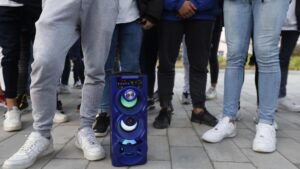Un grupo de rap prende fuego a inmueble cerca de Lyon mientras grababa un vídeo sin permiso | elperiodico.com