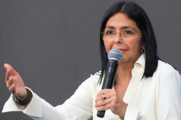 Un millón 300 mil emprendedores recibieron financiamiento gubernamental, afirma Delcy Rodríguez