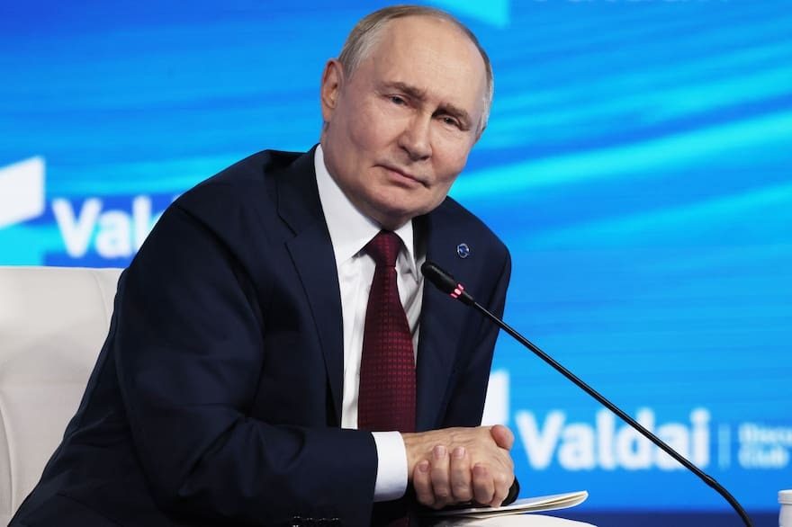 Un nuevo VIDEO de los puños apretados y las venas hinchadas de Putin generan dudas sobre su salud