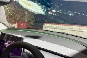 Un objeto misterioso cayó del espacio e impactó contra el parabrisas de un Tesla