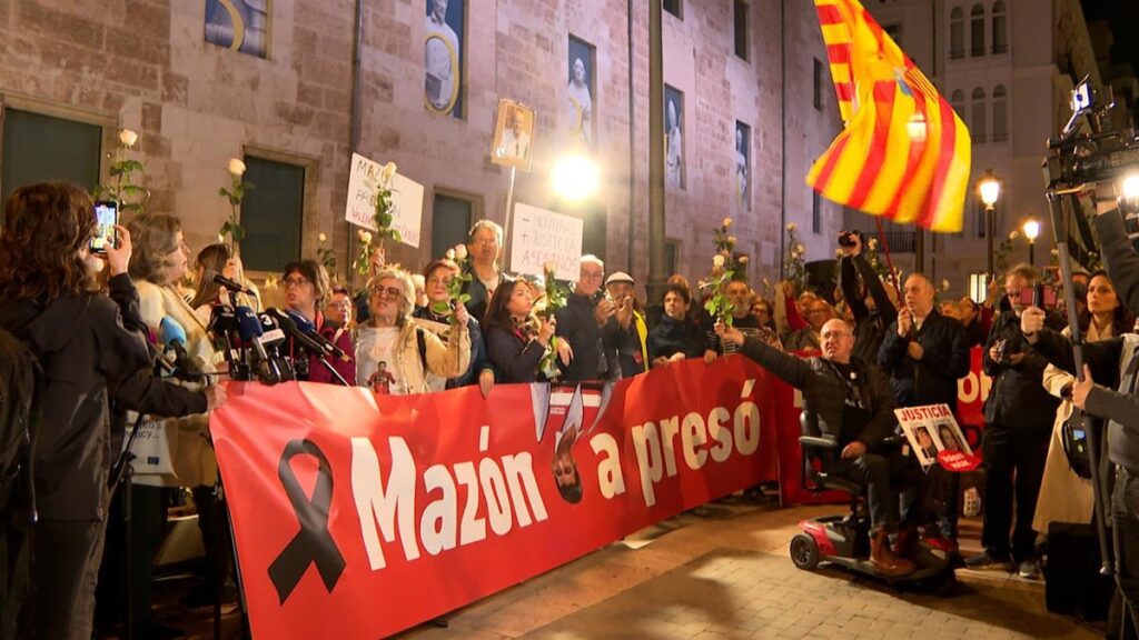 Una concentración exige ante Les Corts "presó" para Mazón y la dimisión de todo el Consell por la gestión de la dana