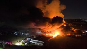 Una fuerte explosión en una zona industrial cerca del principal aeropuerto de Argentina deja al menos 15 heridos | elperiodico.com