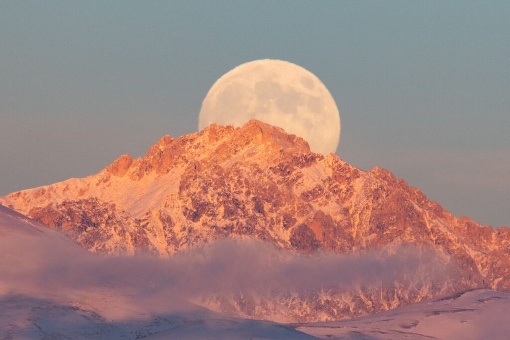 Una lluvia de meteoros, planetas visibles y superlunas: estos son los fenómenos astronómicos de noviembre | National Geographic