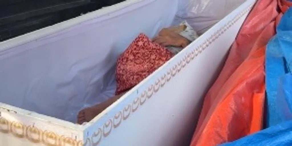 Una mujer dada por muerta despierta dentro de su ataúd al ser trasladada al horno crematorio