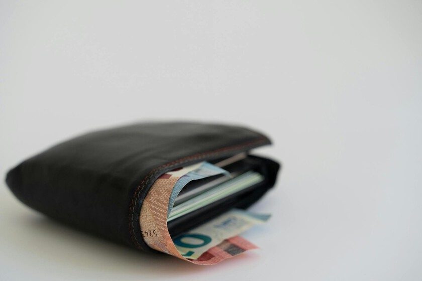 Una mujer encontró una cartera con más de 800 euros y la llevó a la policía. Ahora son suyos gracias a una ley de 1889