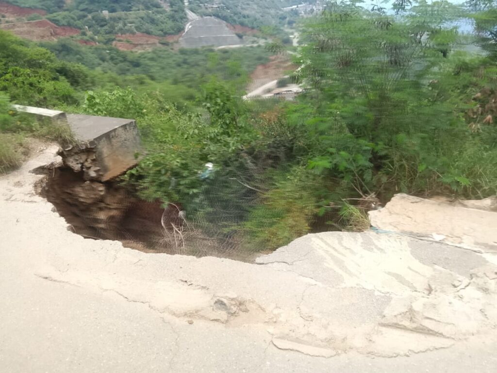 Urge reparar falla de borde en vía de Carayaca