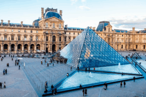 Varios detenidos por robo del Louvre fueron presentados ante el juez