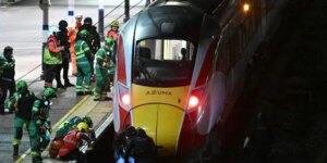 Varios heridos tras un apuñalamiento múltiple en un tren en Huntingdon (Reino Unido)