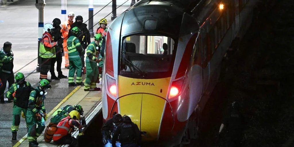 Varios heridos tras un apuñalamiento múltiple en un tren en Huntingdon (Reino Unido)