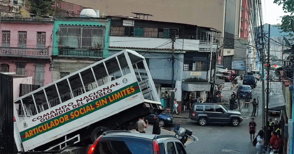 Vehículo de la GNB colisionó cerca de Miraflores tras perder los frenos