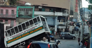 Vehículo de la GNB colisionó cerca de Miraflores tras perder los frenos