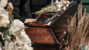 Velaron y cremaron a un desconocido por error y ahora recibirán una indemnización millonaria