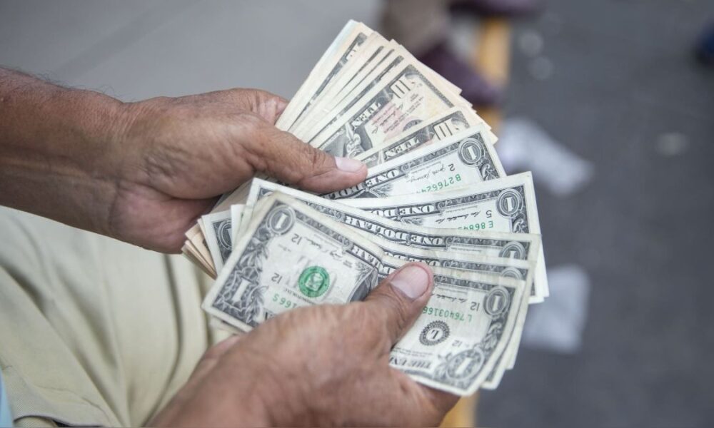 Venezolanos apuntan al dólar - Agencia Carabobeña de Noticias