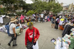 Venezolanos buscan ofertas para asegurar su plato navideño ante graves dificultades económicas