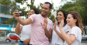 Venezolanos completamente satisfechos con todo se van a la cama con una gran sonrisa y se despiertan felices de tener que vivir un día más de esta maravilla de país en esta noticia supervisada por Conatel – El Chigüire Bipolar