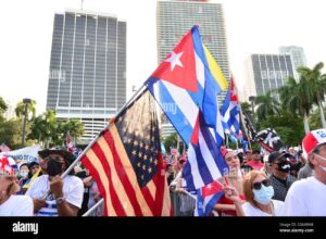 Venezolanos y cubanos entran en lista de revisiones a green cards ordenada por Trump