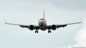 Venezuela revoca concesión a aerolíneas que cancelaron rutas – DW – 27/11/2025