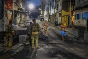 «Vi cuerpos sin cabeza» el fotógrafo que siguió por 24 horas el operativo que dejó más de 120 muertos en Río de Janeiro