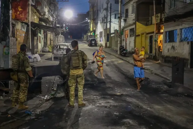 "Vi cuerpos sin cabeza" el fotógrafo que siguió por 24 horas el operativo que dejó más de 120 muertos en Río de Janeiro