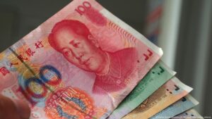 Viento a favor para el yuan frente al dólar en el comercio – DW – 04/11/2025