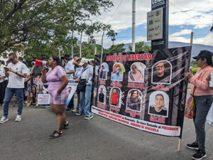 Vuelven a protestar en el puente Simón Bolívar – Diario La Nación