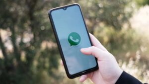 WhatsApp se actualizará y permitirá crear grupos con usuarios de otras apps de mensajería