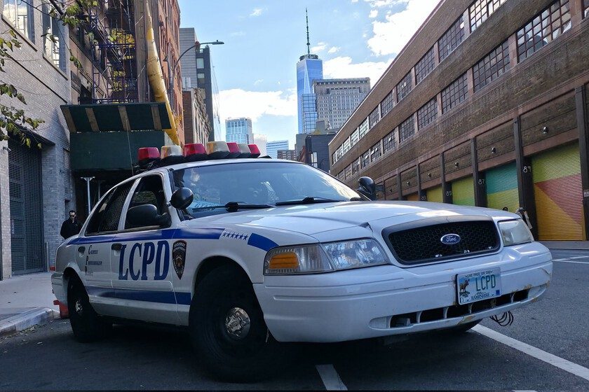 alguien ha tuneado un coche como si fuese el de la policía de GTA IV y lo está paseando por Nueva York