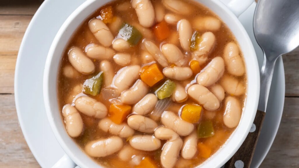 alubias con cebolla caramelizada y crema de anacardos
